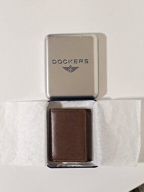 Men's Dockers Brown Leather Wallet nice used condition